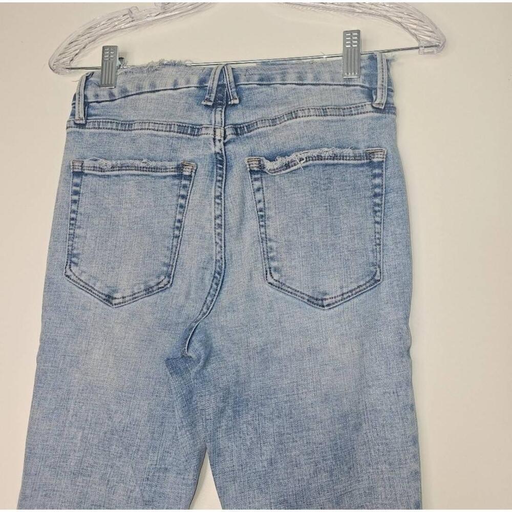 Good American GLRE075T Light Wash Destroyed Hem High-Rise Skinny Jeans 4/27 - Picture 7 of 10